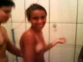 צעירה שובבה נדפקת חזק במקלחת על ידי שני גברים!