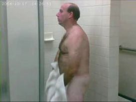 גבר שעיר במקלחת